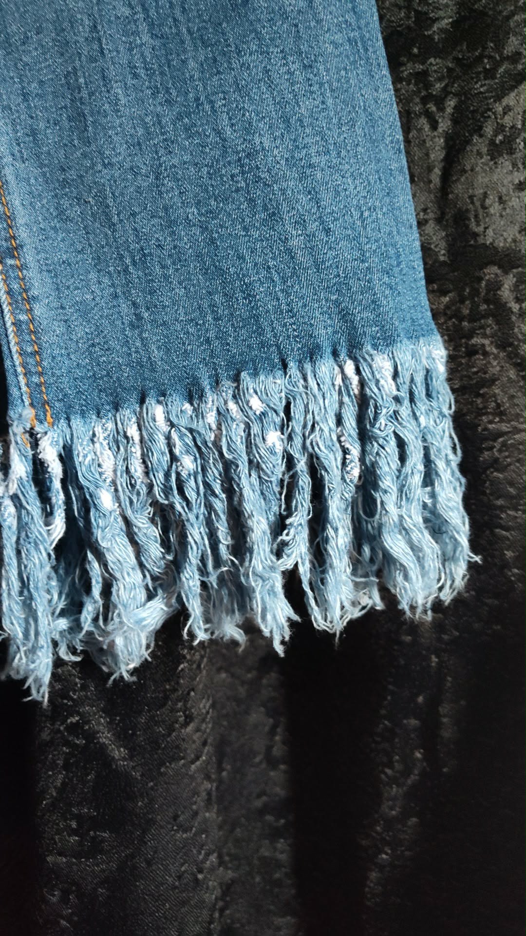 Judy Blue Cropped Fit Frayed Jeans